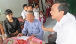 Thăm, tặng quà gia đình chính sách và hộ nghèo ở huyện Tân Phước