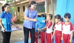 Thị đoàn Cai Lậy và Viện KSND tỉnh thăm, tặng quà học sinh Trường Tiểu học Đặng Văn Bê.