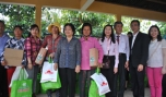 Nguyên Phó Chủ tịch nước Trương Mỹ Hoa tặng quà tết cho hộ nghèo
