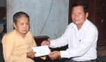 Chủ tịch UBND tỉnh Nguyễn Văn Khang thăm, tặng quà gia đình chính sách