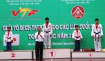 Ban tổ chức trao Huy chương nội dung đối kháng hạng cân 45kg nam lứa tuổi 15-17