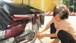 Bà Nguyễn Thị Từng: Hơn 40 năm gắn bó với nghề bơm, vá vỏ xe