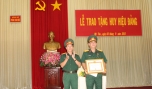 Trao Huy hiệu 30 năm tuổi Đảng cho Đại tá Châu Hoàng Phương