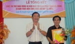 Soạn giả Huỳnh Anh trao giải Nhất cho nhà thơ Lê Ái Siêm, đoạt giải Nhất cuộc thi.