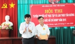 Ông Nguyễn Văn Quang, Chủ tịch Hội Nông dân tỉnh trao giải Nhất phần thi thuyết trình cho thí sinh Huỳnh Công Minh.