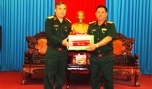 Thiếu tướng Nguyễn Đoàn Kết (bên trái) trao quà cho Chỉ huy trưởng Bộ Chỉ huy Quân sự tỉnh Tiền Giang.