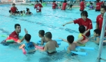 Các HLV thuộc Dự án AWSOM dạy bơi cho các em.