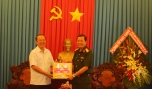 Đồng chí Lê Hùng Dũng, Phó trưởng Ban Chỉ đạo Tây Nam bộ tặng quà cho Bộ CHQS tỉnh.