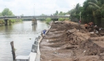 Bờ kè sông Bảo Định bị sạt lở và đang chờ khắc phục.