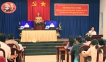 Ông Trần Thanh Nguyên, Tỉnh ủy viên, Bí thư Đảng ủy Khối Các cơ quan tỉnh trình bày những nội dung cơ bản của Nghị quyết Trung ương 4 khóa XII.