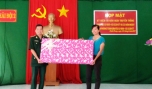 Chủ tịch Hội LHPN huyện Cai Lậy gửi quà đến Chiến sỹ Hải Đội 2