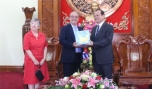 Ông Trần Thanh Đức trao quà lưu niệm cho Ngài Tổng lãnh sự.
