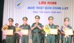 Đại tá Cao Văn Mĩa, Chính ủy Bộ CHQS tỉnh tặng Giấy khen cho các đơn vị đạt giải chương trình xuất sắc.