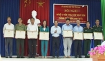 Ông Nguyễn Văn Khang, Chủ tịch UBND tỉnh trao Bằng khen cho các tập thể.