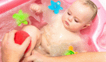 Tránh dùng xà phòng làm khô da hoặc có chứa hương thơm để tắm trẻ - Ảnh: Shutterstock