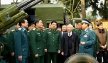 Tổng Bí thư Nguyễn Phú Trọng tham quan vũ khí trang bị của Quân chủng Phòng không không quân. Ảnh: qdnd.vn