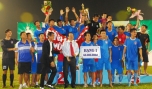 Ông Trần Thanh Đức, Phó Chủ tịch UBND tỉnh trao Cúp Vô địch, phần thưởng 60 triệu đồng cùng 10 triệu đồng của nhà tài trợ cho đội vô địch.