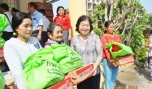 Nguyên Phó Chủ tịch nước Trương Mỹ Hoa thăm, tặng quà hộ nghèo