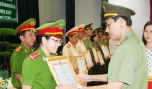Đại tá Nguyễn Hữu Trí trao thưởng cho cá nhân lập thành tích xuất sắc.