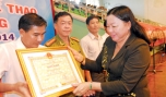 Bà Trần Kim Mai, Phó Chủ tịch Thường trực UBND tỉnh trao Bằng khen cho các đơn vị.