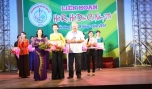 Ông Huỳnh Văn Hiệp, Phó Giám đốc Sở VH-TT&DL cùng bà Nguyễn Thị Sáng, Chủ tịch Hội LHPN tỉnh trao giải Nhất cho đơn vị TX. Gò Công.