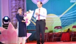 Ông Trần Thanh Đức, Phó Chủ tịch UBND tỉnh tặng hoa cho Đạo diễn Hồng Dung (ái nữ của Nghệ sĩ Nhân dân Nguyễn Thành Châu).