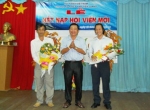 Soạn giả Huỳnh Anh (Chủ tịch Hội Văn học - Nghệ thuật tỉnh) tặng hoa chúc mừng cho hai hội viên mới