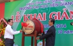 Ông Nguyễn Văn Khang, Chủ tịch UBND tỉnh đánh trống khai giảng năm học mới.