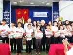 NSND Kim Cương tặng quà học sinh và người nghèo