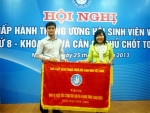 Cô Trần Thị Kim Phượng, Ủy viên Ban Thư ký Hội sinh viên Trường Đại học Tiền Giang nhận Cờ của Trung ương Hội Sinh viên Việt Nam.