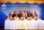 Soạn giả Huỳnh Anh - Chủ tịch Hội Văn học Nghệ thuật Tiền Giang (bìa trái) tham gia ký kết