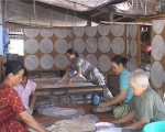 Làng nghề bánh phồng ở thị trấn Cái Bè. Ảnh: Việt Ngân