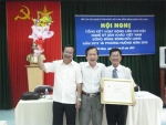 Soạn giả Lê Duy Hạnh (giữa) trao Bằng khen cho Liên Chi hội sân khấu Việt Nam - ĐBSCL.