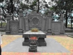 Bên mộ cụ Nguyễn Du