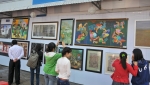 Người dân xem triển lãm mỹ thuật ĐBSCL tổ chức tại tỉnh Bạc Liêu. Trong ảnh: khu vực triển lãm của TP Cần Thơ, trong đó có một số tác phẩm của cuộc thi mỹ thuật Cần Thơ năm 2013 - Ảnh: Phan Thanh Cường