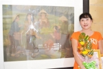 Cô Mỹ Dung với bức tranh lụa “Chợ quê” đoạt giải II Cuộc thi Sáng tác mỹ thuật tỉnh Tiền Giang lần II-2013.