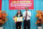 Ông Trần Thanh Phúc - Phó Giám đốc Sở Văn hoá, Thể thao và Du lịch trao giải nhất cho tác giả Ngọc Sánh