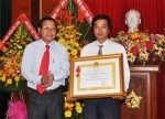 Chủ tịch UBND tỉnh Nguyễn Văn Khang trao Huân chương Lao động hạng II cho Bệnh viện Y học cổ truyền tỉnh.