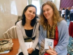 Nhà văn Thu Trang (bên trái) và nhà thơ Slovakia, Eva Muckova - người đã dịch nhiều thơ  Hồ Xuân Hương ra tiếng Slovakia.