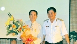 Thiếu tướng Bùi Sỹ Trinh (phải), Phó Chủ nhiệm Chính trị Bộ Tư lệnh Hải quân trao Kỉ niệm chương “Vì sự nghiệp bảo vệ chủ quyền biển đảo” cho nhạc sỹ Thế Song. Ảnh: GTVT.​