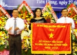 Chủ tịch UBND tỉnh Nguyễn Văn Khang trao Cờ thi đua cho Sở Tư pháp.