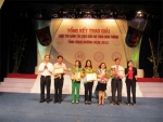 Nhóm tác giả Tiền Giang trong buổi lễ trao giải tại Bình Dương.