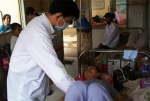Bác sĩ TTYT huyện Tân Phú Đông khám, chữa bệnh cho người dân.