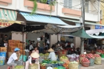Thanh long Chợ Gạo được tập trung tại Chợ đầu mối trái cây Thạnh Trị để tiêu thụ các nơi. Ảnh: Phước Lộc.