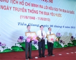hủ tịch UBND tỉnh Nguyễn Văn Khang trao Huân chương Độc lập hạng III cho 2 đồng chí có thành tích xuất sắc.