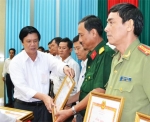 Ông Nguyễn Văn Danh, Phó Bí thư Thường trực Tỉnh ủy trao Bằng khen.
