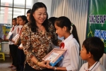 Bà Trần Kim Mai, Phó Chủ tịch UBND tỉnh trao quà và học bổng cho học sinh có hoàn cảnh khó khăn nhân dịp đầu năm học.