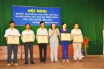 Bà Trần Kim Mai, Phó Chủ tịch UBND tỉnh trao Bằng khen cho 5 tập thể.