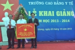 Ông Trần Thanh Đức, Phó Chủ tịch UBND tỉnh trao Cờ thi đua xuất sắc cho lãnh đạo Trường Cao đẳng Y tế Tiền Giang.