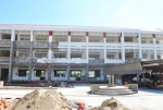 Trường Tiểu học Phú Đông khẩn trương xây dựng để kịp đưa vào sử dụng ngay từ đầu năm học mới.